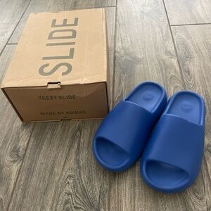 Yeezy slides ‘Azure’ size 9